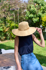 כובע קש רחב שוליים