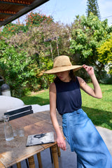 כובע קש רחב שוליים