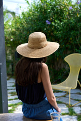 כובע קש רחב שוליים